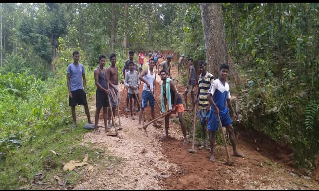 नक्सलियों ने रोका काम, तो गोईनधारा के ग्रामीणों ने श्रमदान से 3 किमी सड़क मरम्मत की