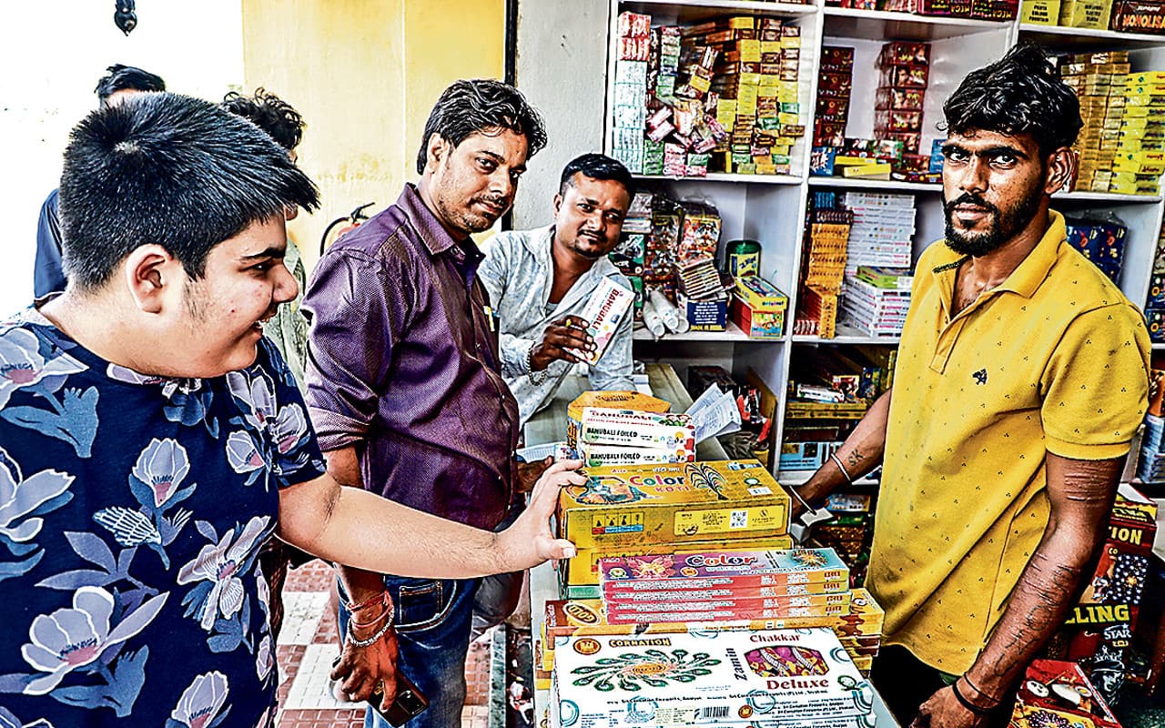 Diwali 2022: ग्रीन पटाखों से कम होगा प्रदूषण, बढ़ने लगी डिमांड, जानें क्या कहते हैं जानकार Diwali 2022: ग्रीन पटाखों से कम होगा प्रदूषण, बढ़ने लगी डिमांड, जानें क्या कहते हैं जानकार