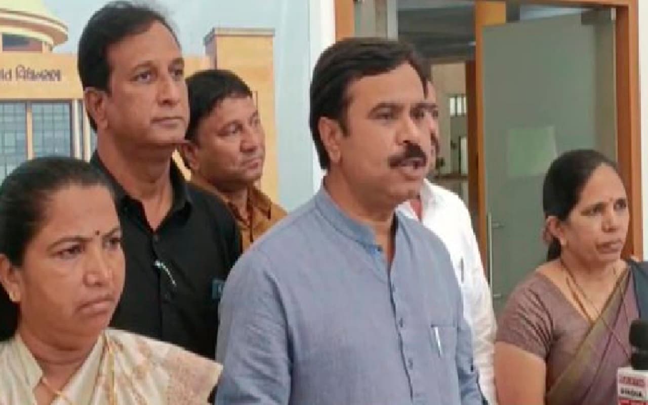 Gujarat Legislative Assembly: जिग्नेश मेवाणी और कांग्रेस के 14 MLA पूरे दिन के लिए निलंबित, जानें मामला