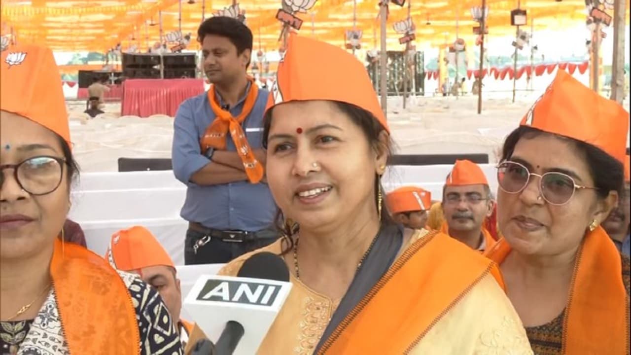 Gujarat Polls:सोमनाथ में महिलाओं ने PM मोदी के नेतृत्व को सराहा, बोलीं- गुजरात में फिर बनेगी BJP की सरकार Gujarat Polls:सोमनाथ में महिलाओं ने PM मोदी के नेतृत्व को सराहा, बोलीं- गुजरात में फिर बनेगी BJP की सरकार