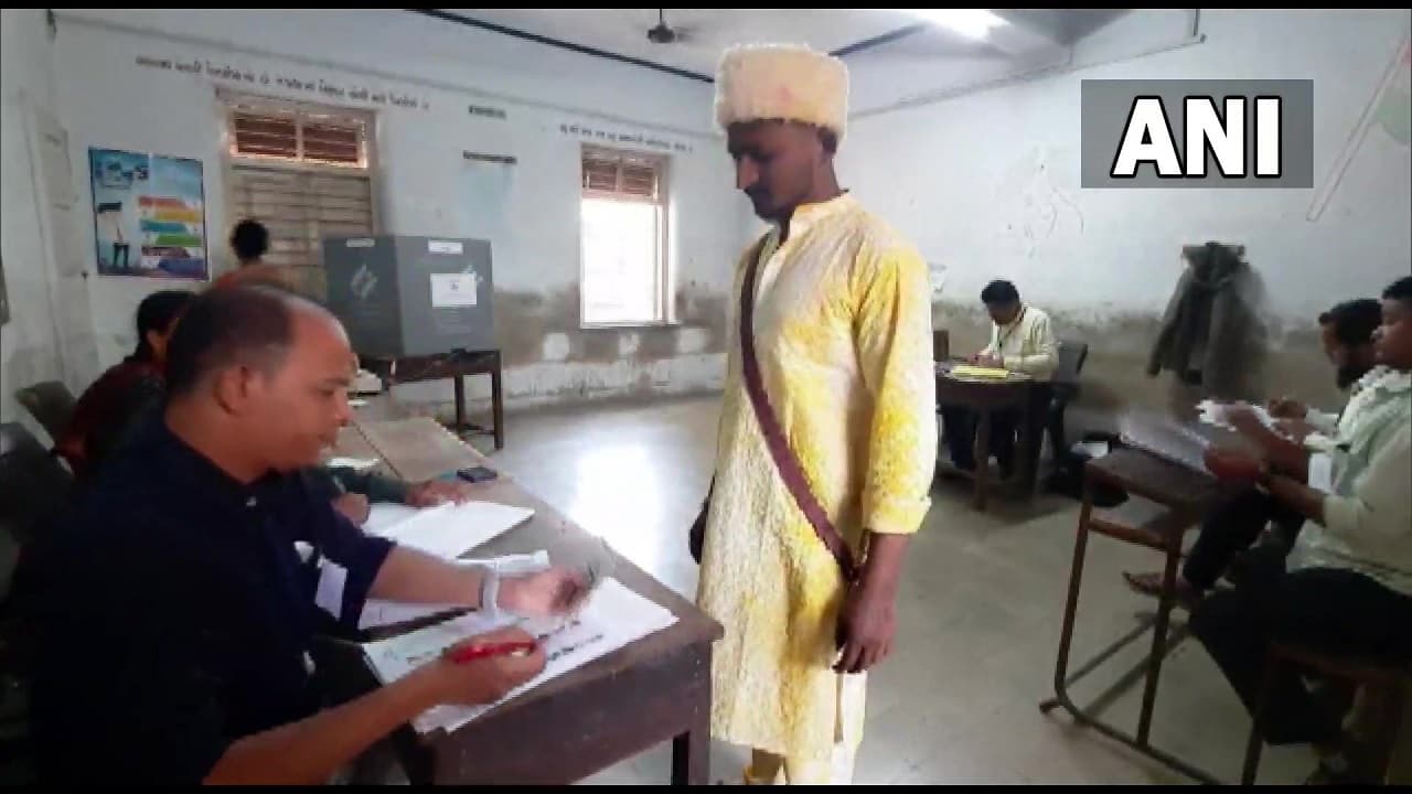 Gujarat Election 2022 Voting:मतदान के लिए युवक ने बदला शादी का समय, पारंपरिक पोशाक पहनकर पहुंचा वोट डालने