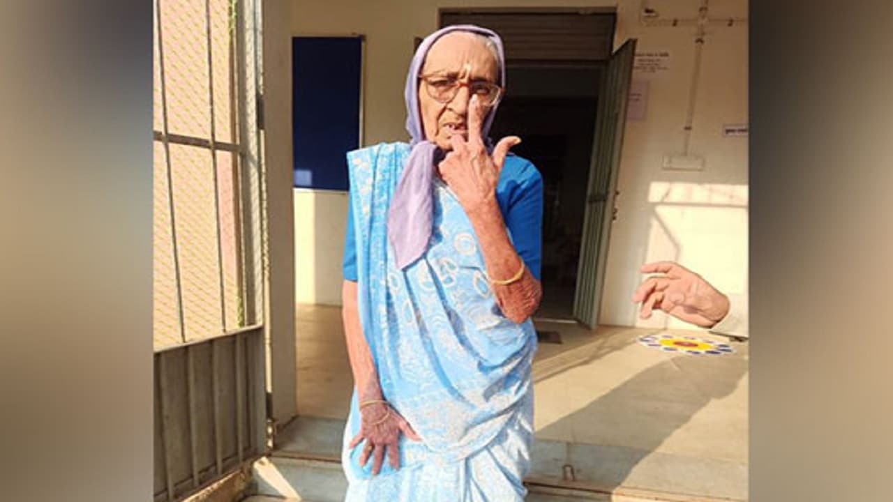 Gujarat Elections 2022 Voting: उमरगाम में 100 साल की उम्र में वोट देने पहुंची कामुबेन लालाभाई पटेल