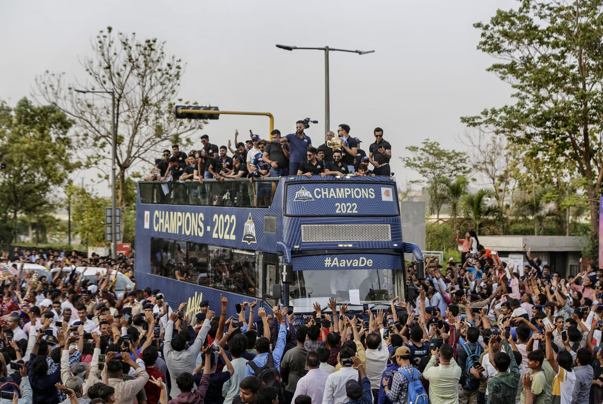 IPL 2022: जीत के जश्न में खुली बस में सड़कों पर उतरी Gujarat Titans की टीम, CM ने किया सम्मानित