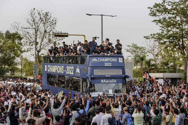 IPL 2022: जीत के जश्न में खुली बस में सड़कों पर उतरी Gujarat Titans की टीम, CM ने किया सम्मानित