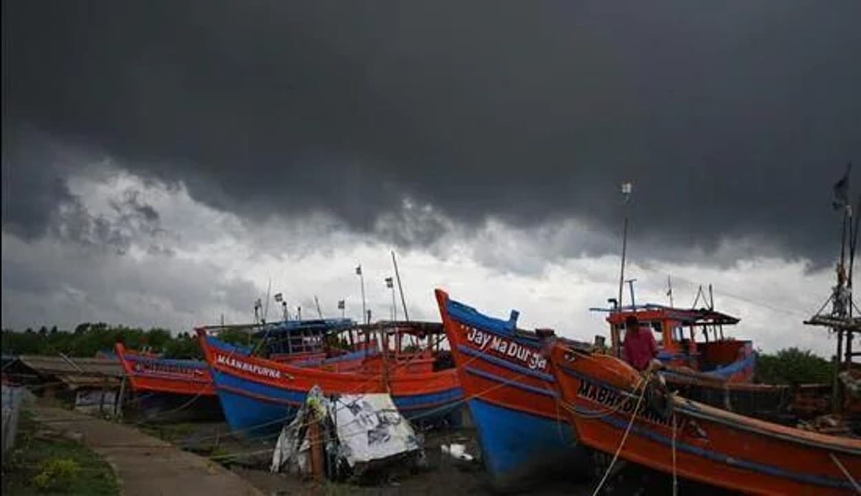 Gujarat weather news : गुजरात में तूफान ‘जवाद’ का कहर, भारी बारिश में 10-12 नाव डूबीं, 10 अधिक मछुआरे गायब