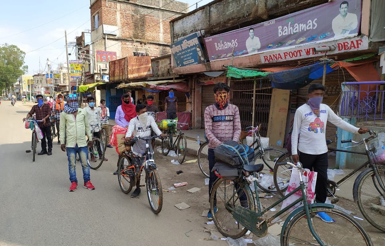 Lockdown : अोड़िशा से 150 किमी की दूरी तय कर साइकिल से गुमला पहुंचे 18 मजदूर, अपने घर जाने को हैं बेताब