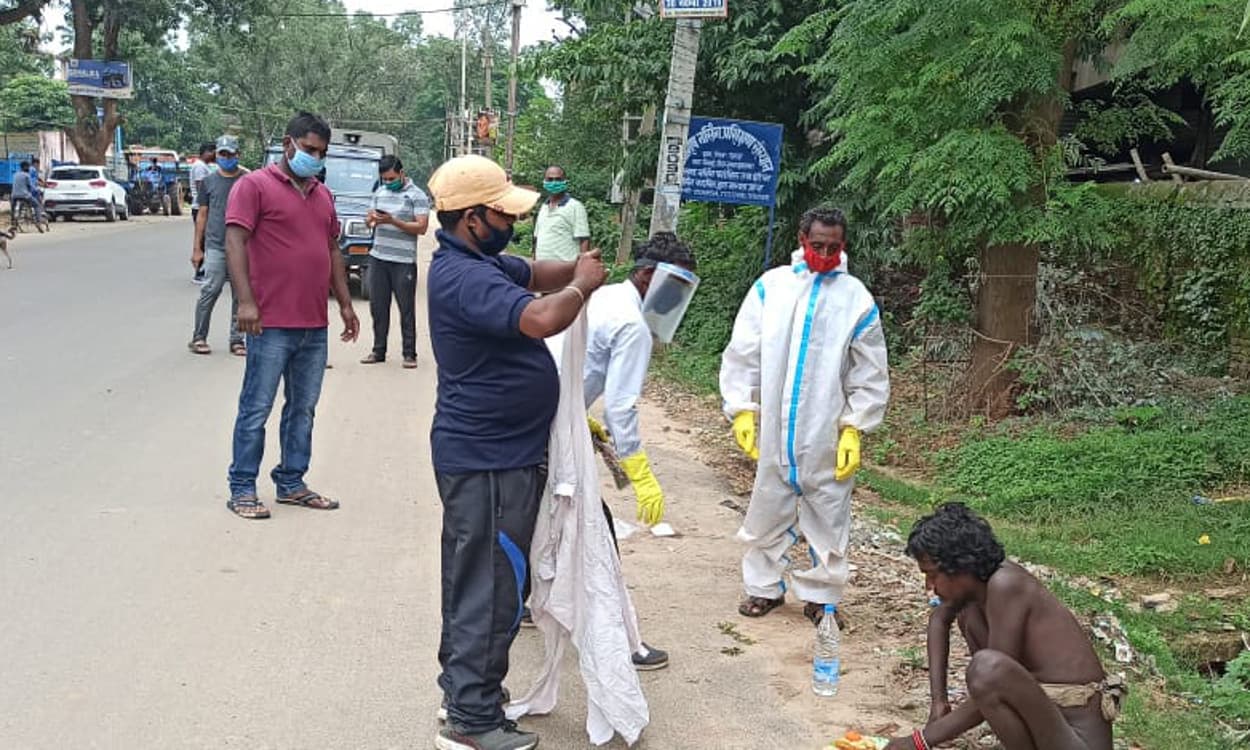 प्रभात खबर इंपैक्ट : झालसा ने लिया संज्ञान, गुमला में 4 महीने बाद डस्टबिन से विक्षिप्त हुआ मुक्त, अस्पताल में इलाज शुरू