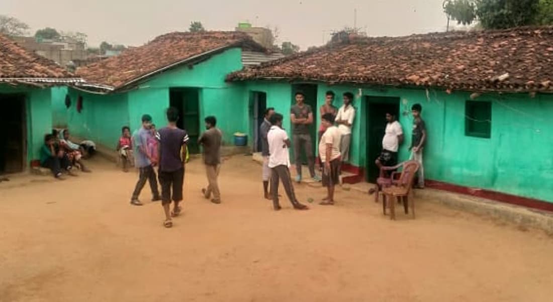 अधर में कामगार