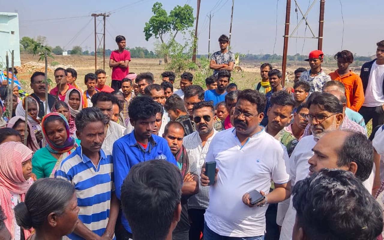 झारखंड : गुमला में ट्रक ने मुखिया सहित 3 लोगों को रौंदा, मौके पर उपमुखिया की मौत, विरोघ में ढाई घंटे एनएच जाम