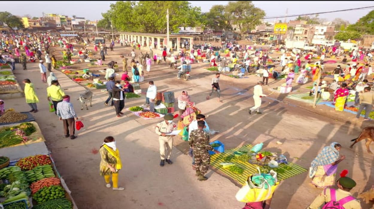 प्रशासन की अनोखी पहल : गुमला में आदर्श बाजार शुरू, कागज की थैली लाने पर ही मिलेगी सब्जी