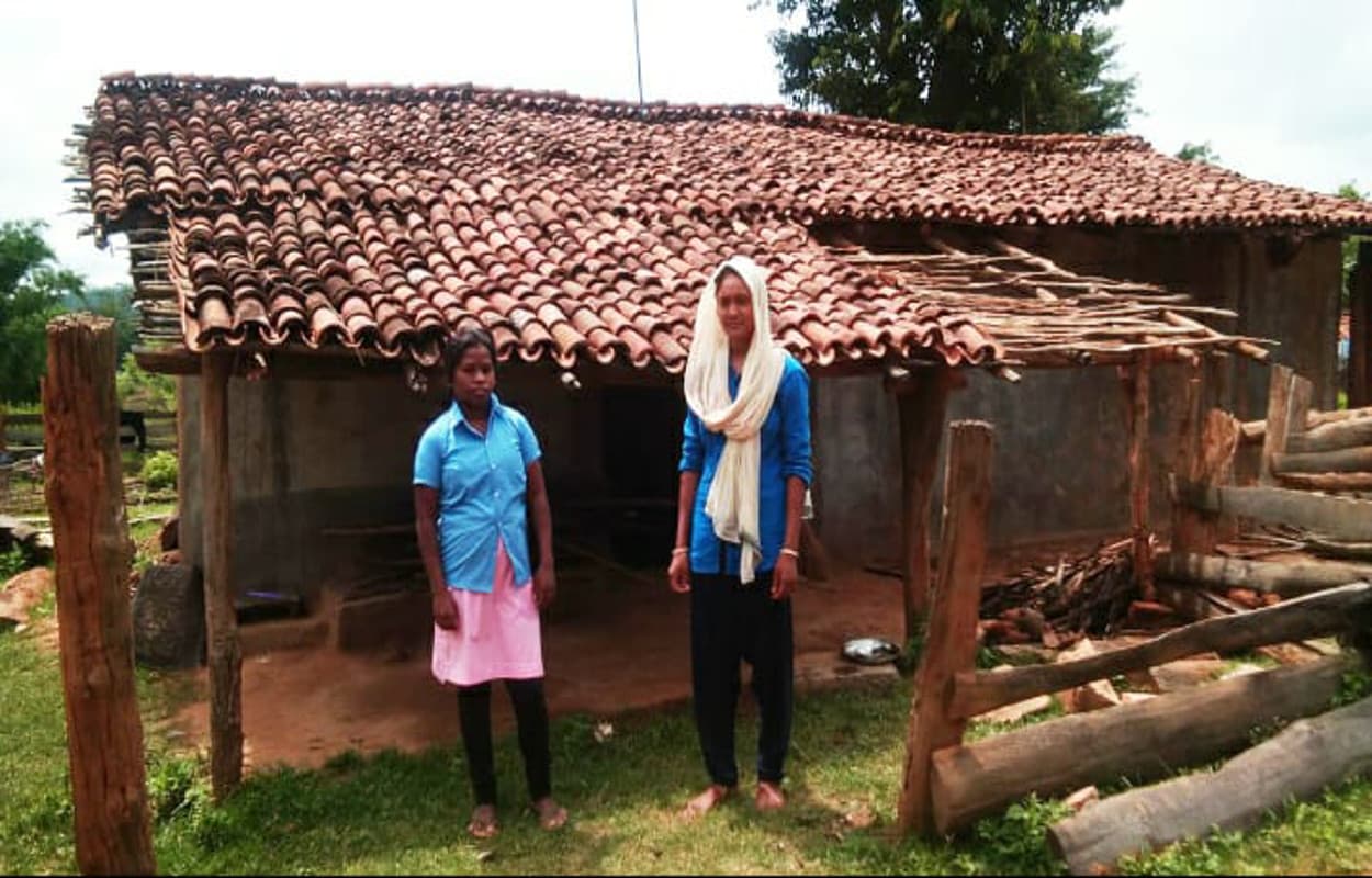 कोरोना इफेक्ट : तमिलनाडु से लौटी बेटियों को घर में रखने से किया इन्कार, गांव के सुनसान घर में ली शरण