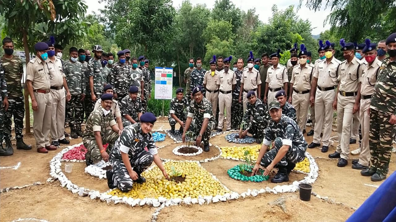 छत्तीसगढ़ में शहीद हुए समीर उरांव के नाम बना औषधीय वाटिका, गुमला में मेगा पौधरोपण अभियान में लगे हजारों पौधे