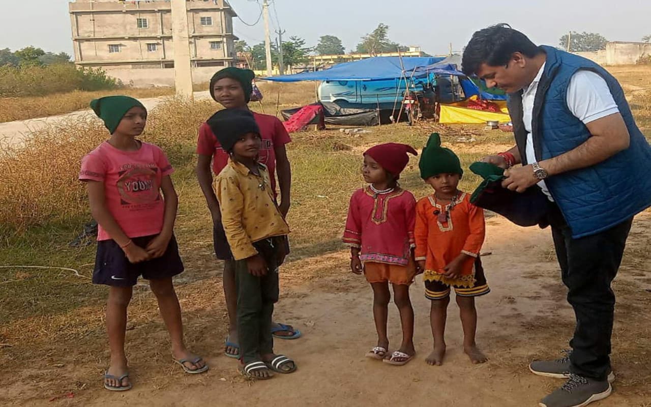 Jharkhand News: इस सर्दी जरूरतमंदों के बीच बांटे जाएंगे गर्म कपड़े, गुमला केयर्स ने शुरू की मुहिम