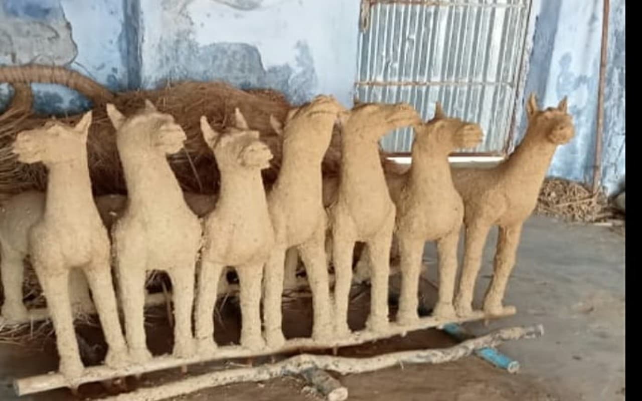 गुमला के सिसई रोड छठ तालाब में बन रही भगवान सूर्य की प्रतिमा, श्रद्धालुओं को देंगे दर्शन