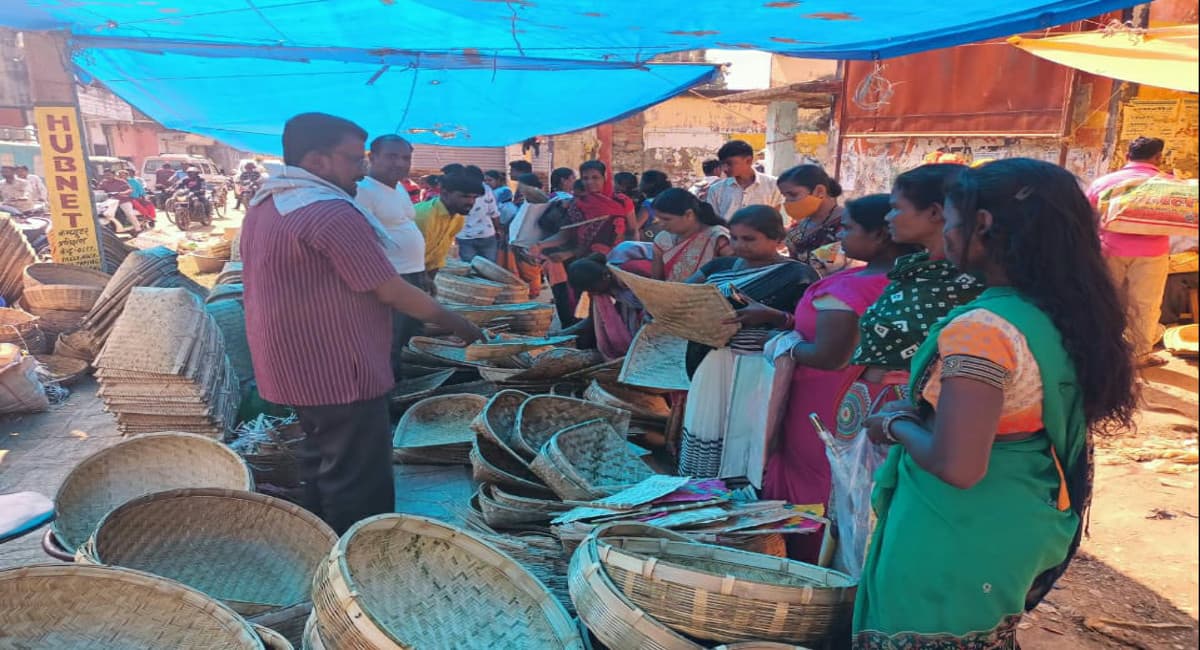 Chhath Puja 2021: गुमला में महंगा हुआ सूप- दउरा, फिर भी खरीदारी में कमी नहीं, जानें क्या है कीमत