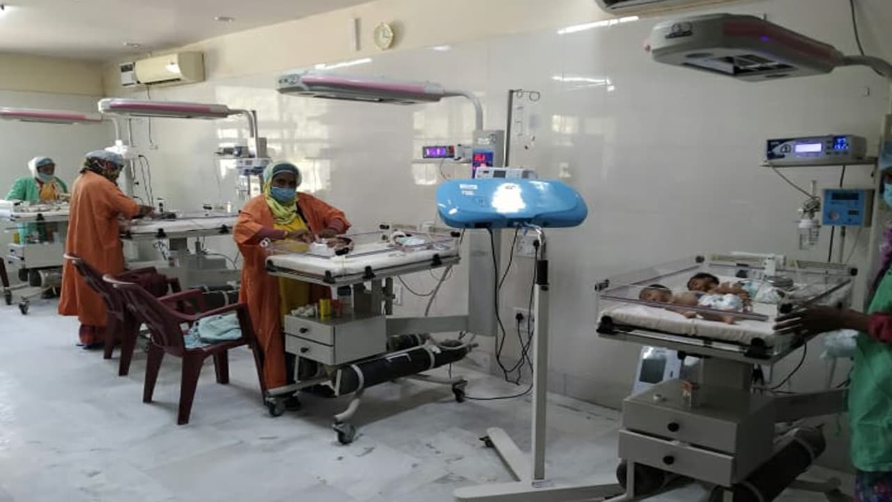 गुमला के 60 हजार से अधिक बच्चों को नहीं मिल रहा पौष्टिक आहार, 335 बच्चे हैं कुपोषित, कोरोना की तीसरी लहर में कैसे लड़ेंगे जंग