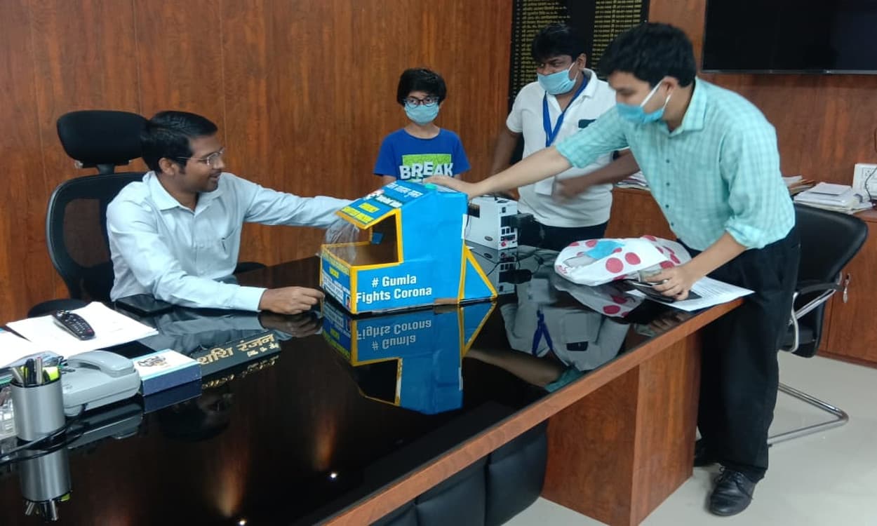 अच्छी पहल : गुमला के 10 वर्षीय आर्यन ने बनाया करेंसी सेनिटाइजर मशीन