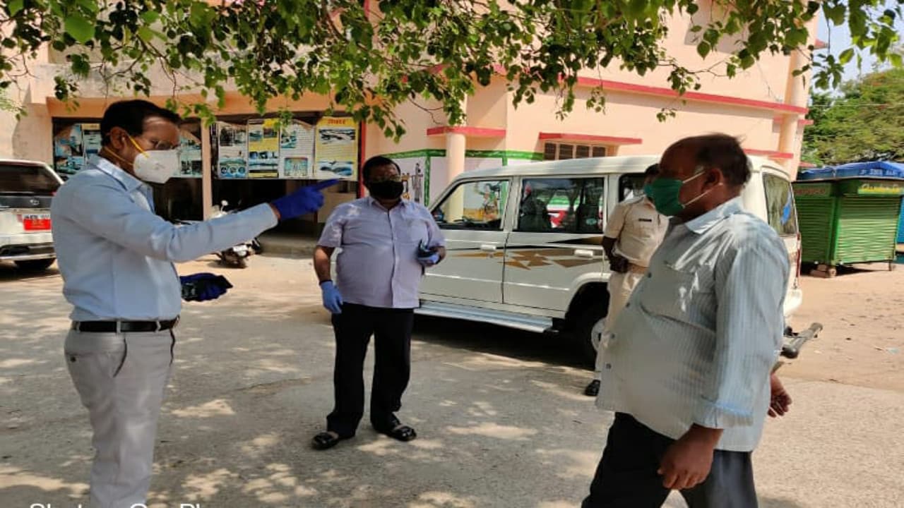 एक्शन में दिखे गुमला डीसी और डीडीसी, ड्यूटी से अधिकारी के गायब होने पर मांगा स्पष्टीकरण, सिपाही के मास्क नहीं पहनने पर लगायी फटकार