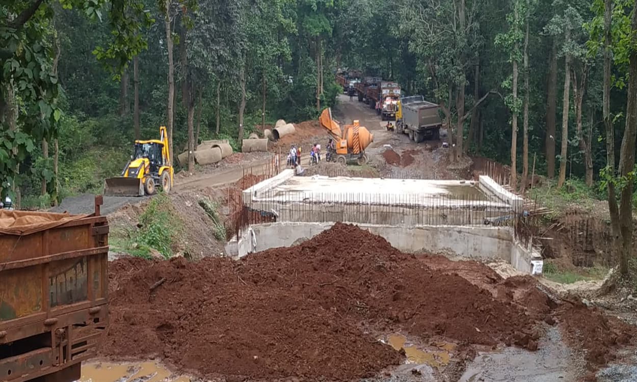 डायवर्सन धंसने से घाघरा- नेतरहाट मुख्य मार्ग रहा घंटों जाम, एंबुलेंस सहित अन्य वाहन फंसे