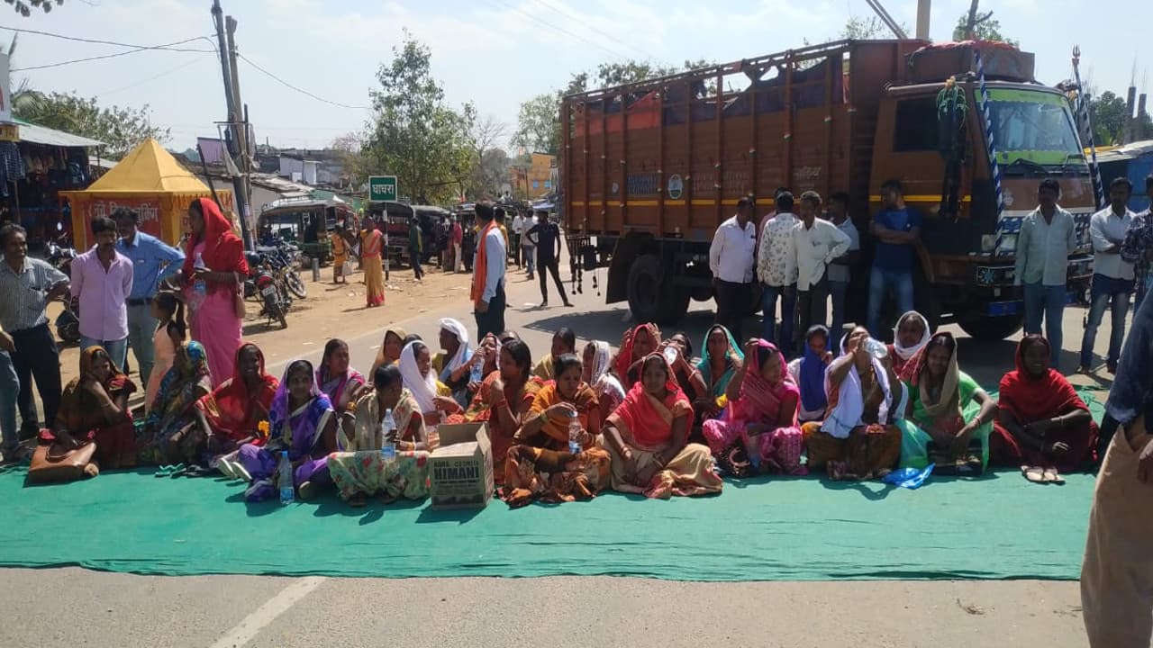 Jharkhand News : अधिक फीस लेने के मामले में पैरेंट्स ने गुमला के घाघरा में किया सडक जाम, जानें फिर क्या हुआ