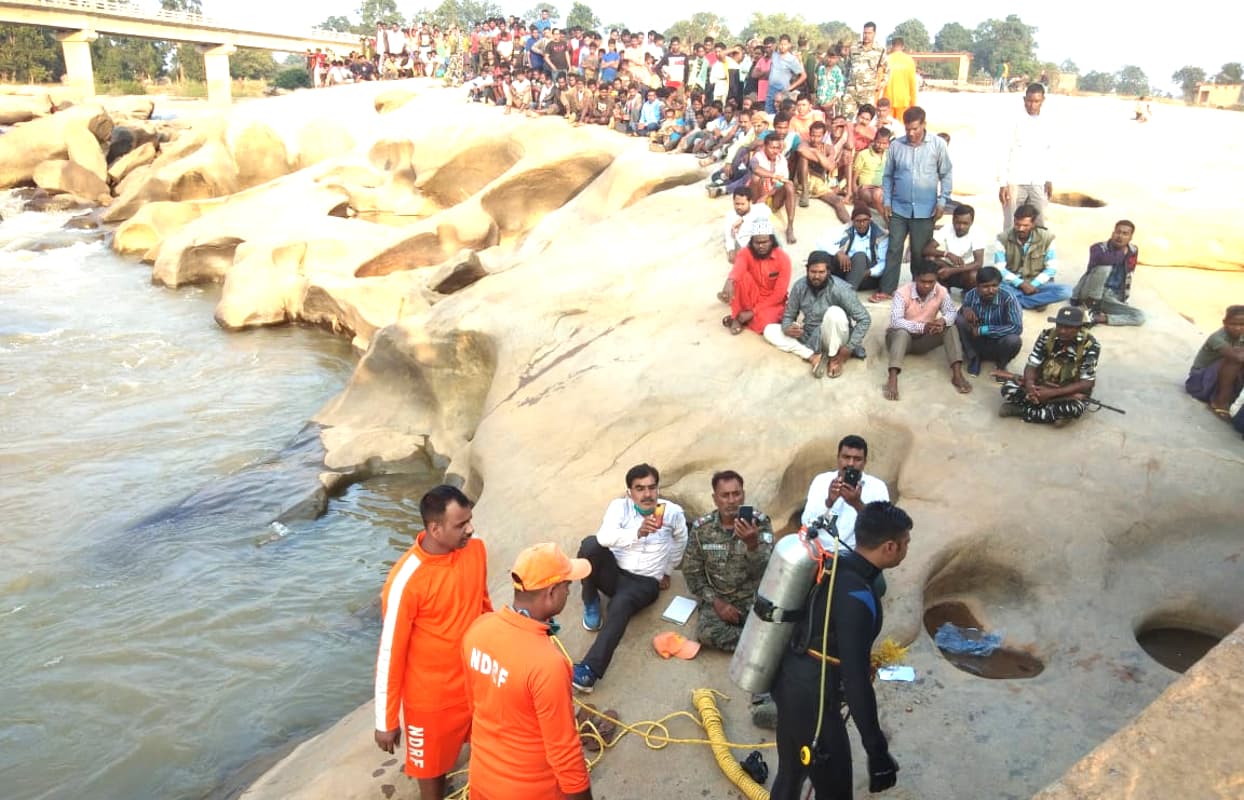 Gumla News: 48 घंटे बाद भी नदी में डूबे तीन युवकों का पता नहीं, हीरादह के कुंड देख डरे NDRF के जवान