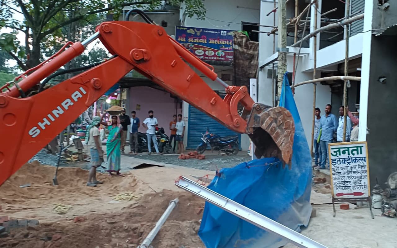 Jharkhand News: गुमला शहर को सुंदर बनाने के लिए चला बुलडोजर, सिसई रोड से हटाया गया अतिक्रमण