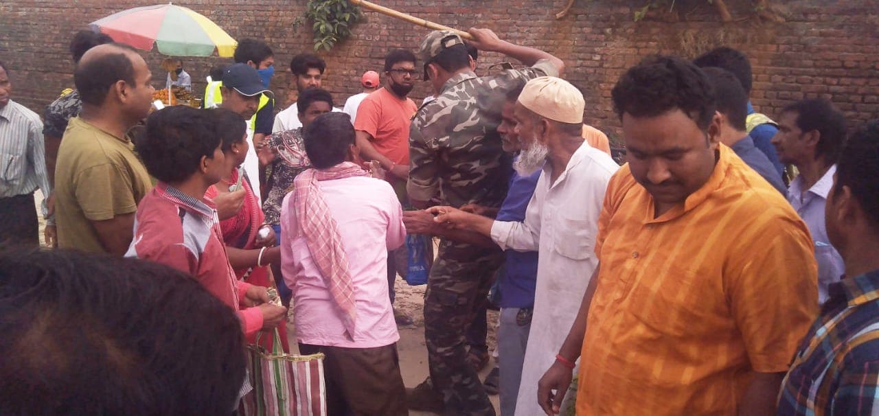 Gumla : लॉकडाउन और सोशल डिस्टेंसिंग की अनदेखी कर खरीद रहे थे कटहल, पुलिस ने बरसायी लाठियां