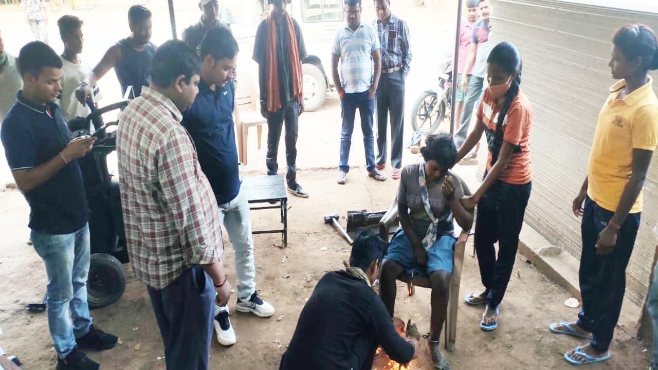 दो महीने बाद बेड़ियों से मुक्त हुई गुमला की लक्ष्मी, जानें क्यों बंधी थी बेड़ियां