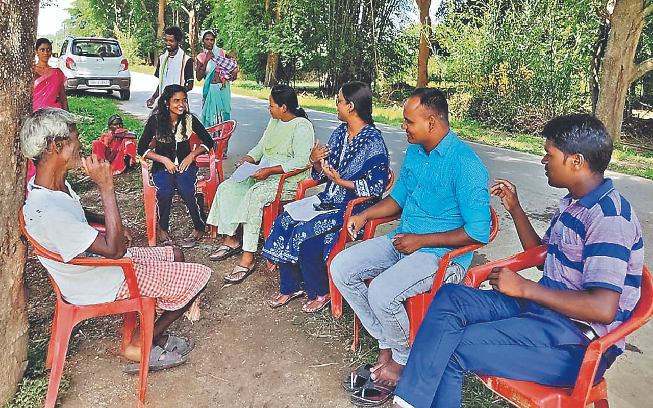 Prabhat Khabar Impact: गुमला की महिला किसान मंजू के गांव पहुंचे कृषि अधिकारी, ग्रामीणों को किया जागरूक