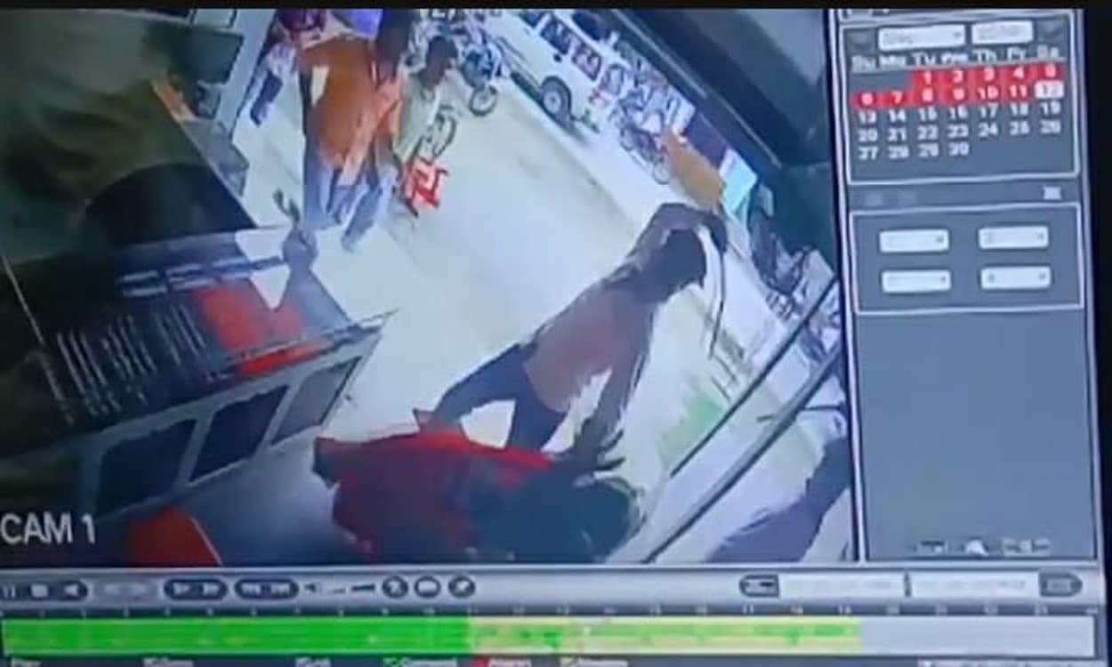 3 युवकों की गुंडागर्दी सीसीटीवी में कैद, दुकान में घुसकर मां, बेटे और चाची के साथ किया मारपीट