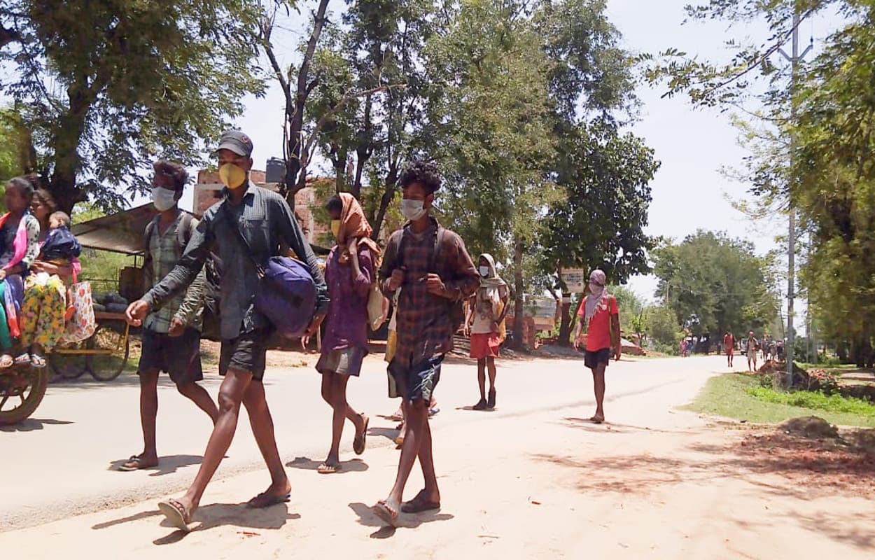 लाॅकडाउन इंपैक्ट : पैदल चल रहे मजदूरों को घर पहुंचायेगा गुमला प्रशासन, जारी हुआ हेल्पलाइन नंबर