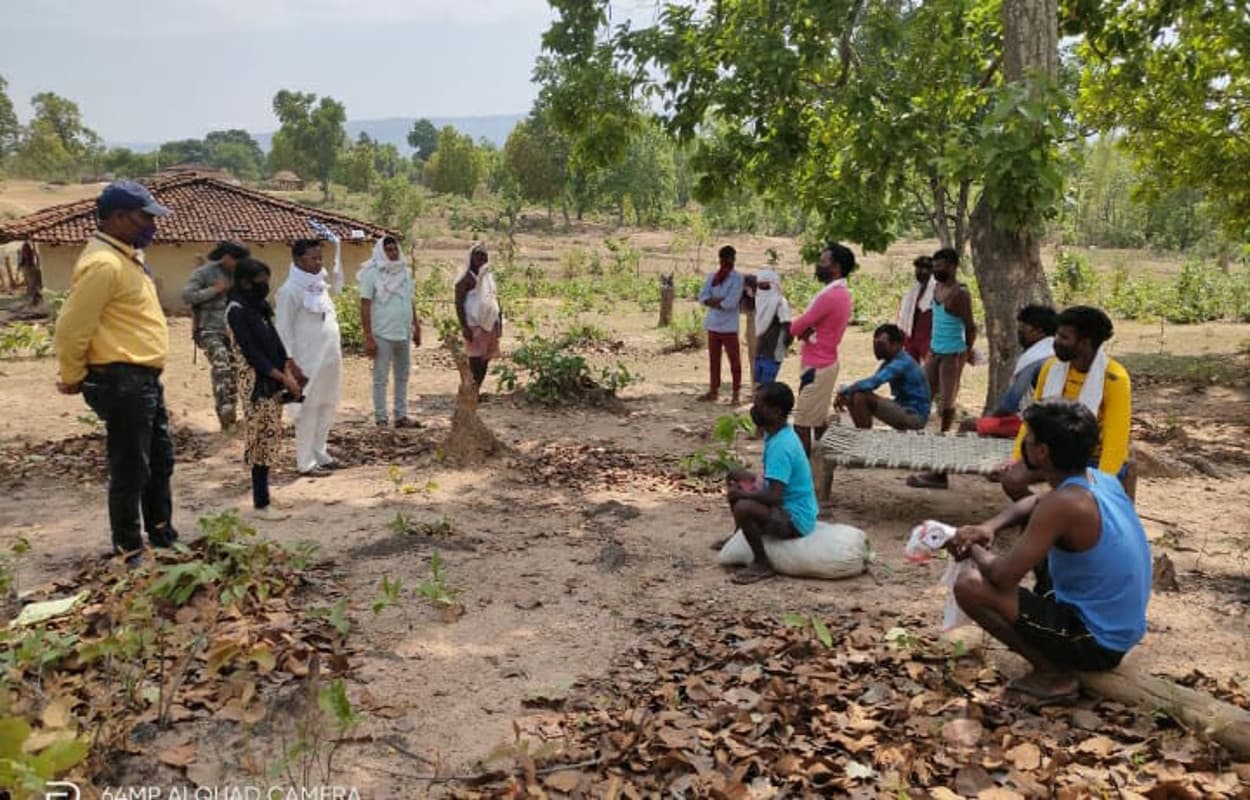प्रवासी मजदूरों के जंगल में रहने के फरमान के बाद गांव में विवाद, बनी सहमति, घर में रहेंगे मजदूर