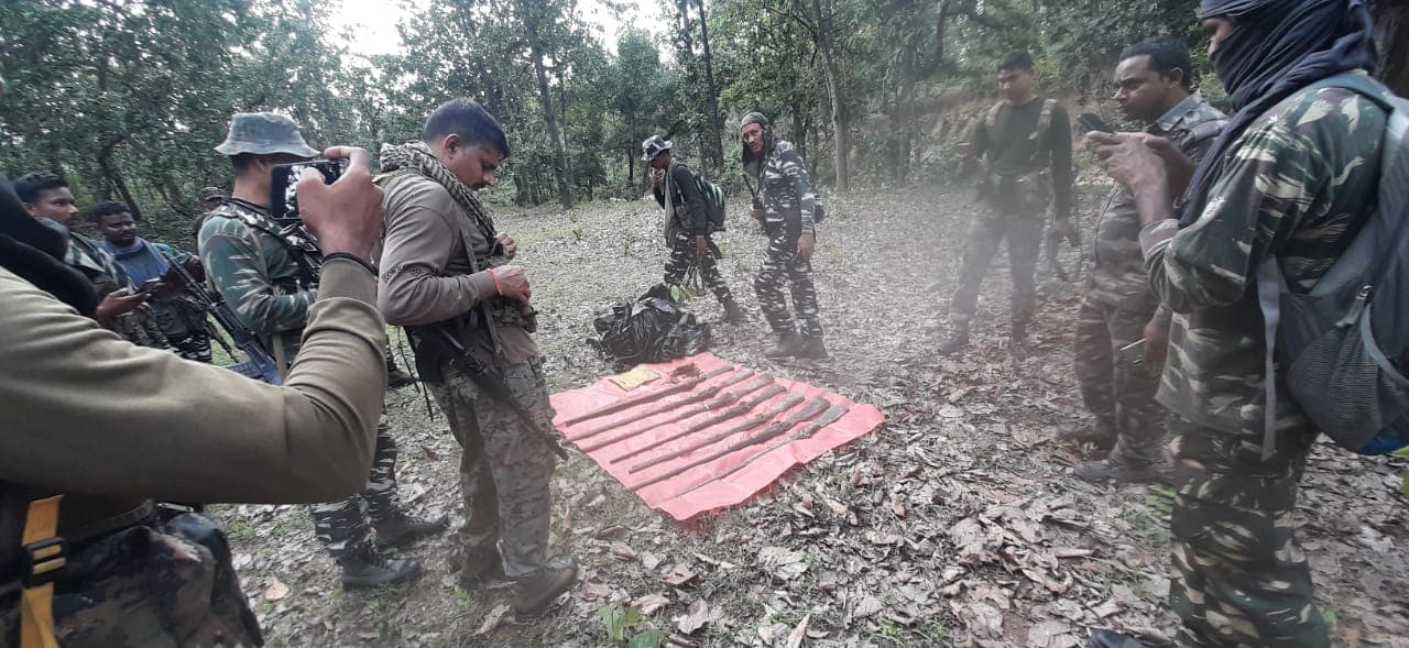 झारखंड में नदी किनारे जमीन के नीचे से मिली 7 बंदूकें, एसपी ने नक्सली रवींद्र गंझू को दी चेतावनी झारखंड में नदी किनारे जमीन के नीचे से मिली 7 बंदूकें, एसपी ने नक्सली रवींद्र गंझू को दी चेतावनी