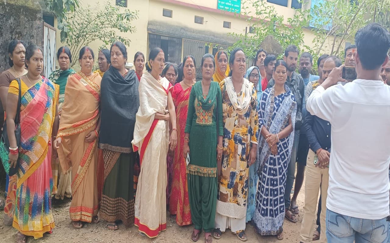 गुमला शहर में नहीं हो रहा पानी सप्लाई पानी, आक्रोशित लोगों ने किया पीएचइडी का घेराव