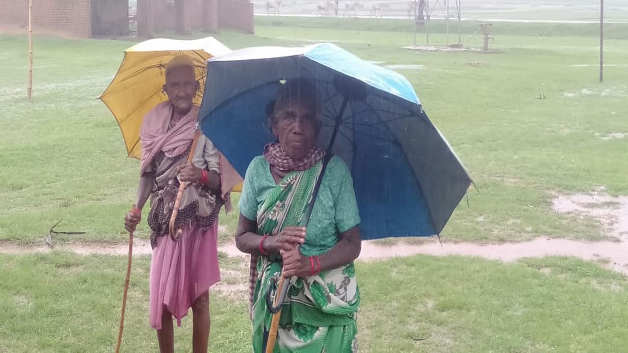 Coronavirus Vaccination Update News : गुमला की दो वृद्ध महिलाओं का देखिए जज्बा, भारी बारिश के बीच दो किमी पैदल चल कर पहुंची सेंटर, लिया टीका