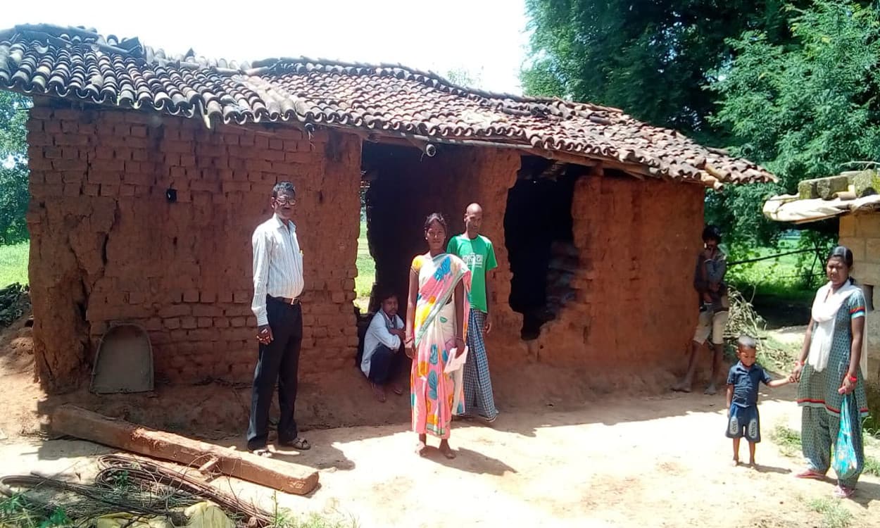 सिलाफारी की जिकी उराईन के नाम प्रधानमंत्री आवास योजना स्वीकृत, राशि आयी जिकी खातून के पास, लाभुक परेशान