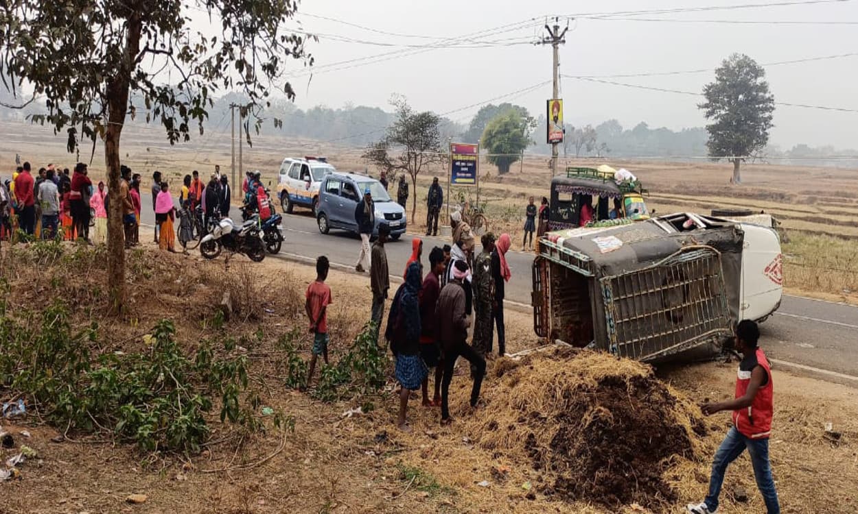 गुमला के NH-78 पर पिकअप वैन पलटी, एक बच्ची की मौत, दर्जन लोग घायल