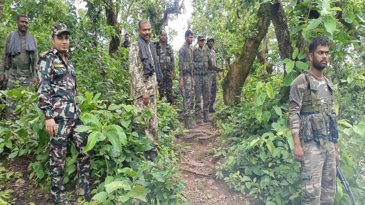 झारखंड के गुमला में सरहुल पूजा में खानपान को लेकर हुआ विवाद, 2 युवकों की हत्या, पुलिस ने 2 आरोपी को किया गिरफ्तार झारखंड के गुमला में सरहुल पूजा में खानपान को लेकर हुआ विवाद, 2 युवकों की हत्या, पुलिस ने 2 आरोपी को किया गिरफ्तार