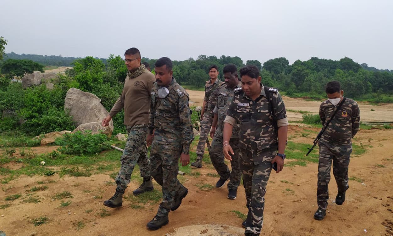 उग्रवादियों के मंसूबे होंगे नाकाम, लोहरदगा एसपी के निर्देश पर नक्सल प्रभावित क्षेत्र में चल रहा छापामारी अभियान