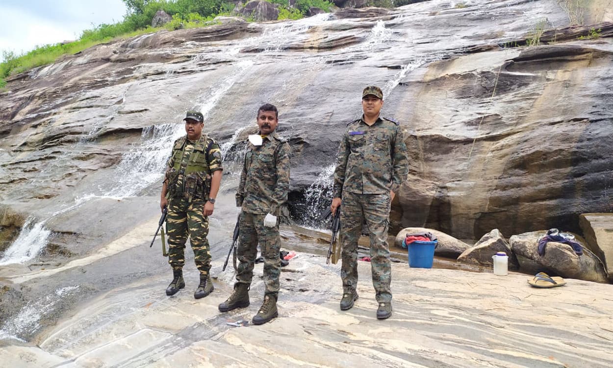 15 लाख के ईनामी नक्सली बुद्धेश्वर की तलाश में ऊंचडीह पहाड़ी पर चढ़े गुमला एसपी