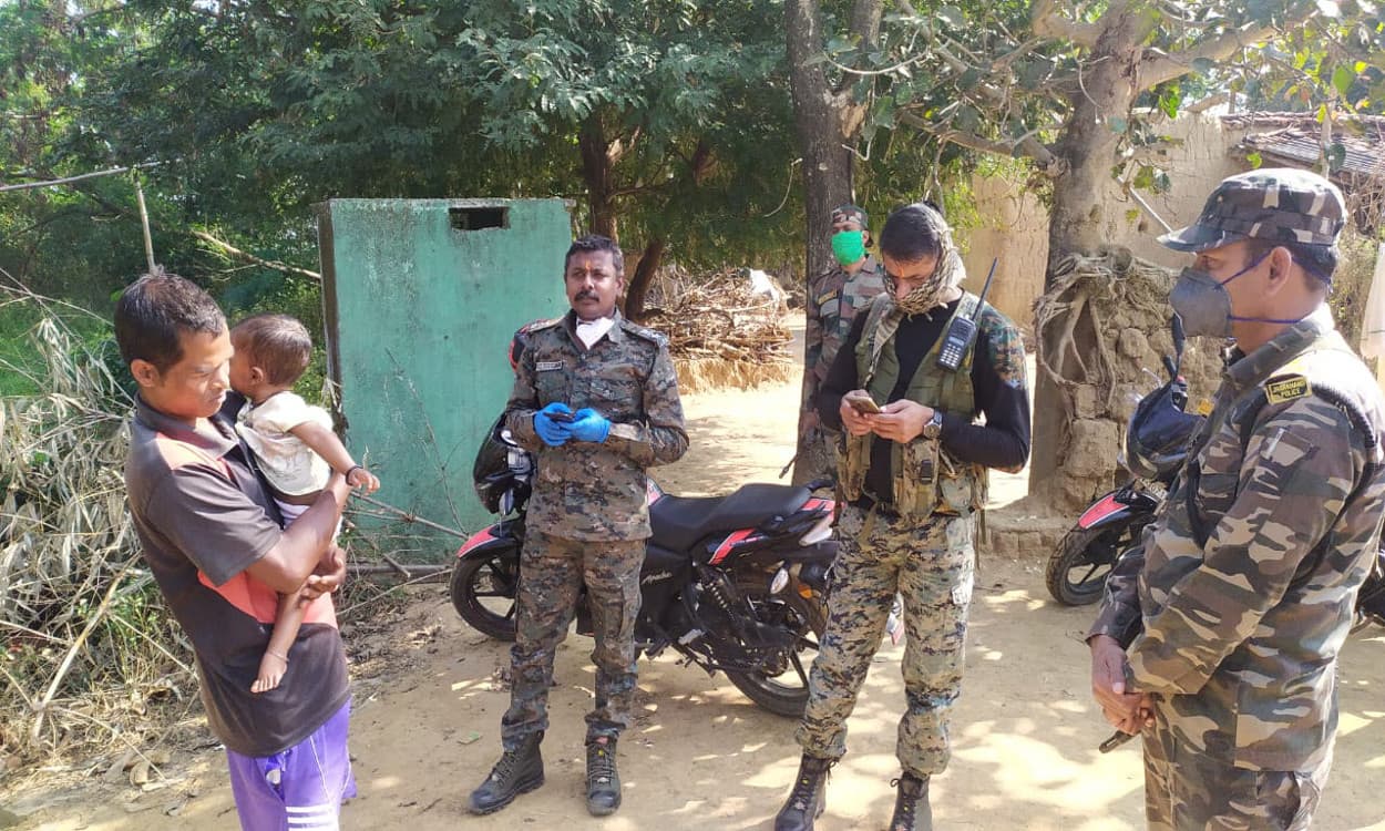 इनामी नक्सलियों के परिजन से मिले गुमला एसपी, बेटों को सरेंडर करने की दी नसीहत