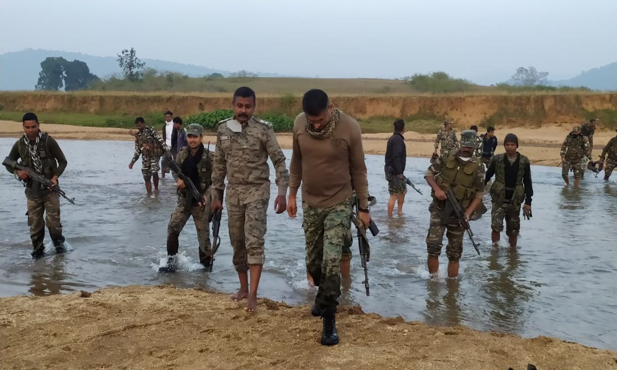 इनामी नक्सलियों की खोज में खुद मोर्चा संभाले गुमला एसपी, सर्च ऑपरेशन में नदी पार कर पैदल पहुंचे कई गांव