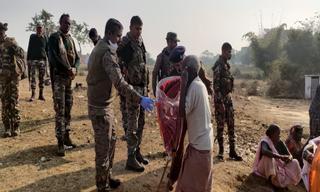 नक्सली सबजोनल कमांडर खुदी मुंडा के गांव पहुंचे गुमला एसपी, सरेंडर करने की अपील
