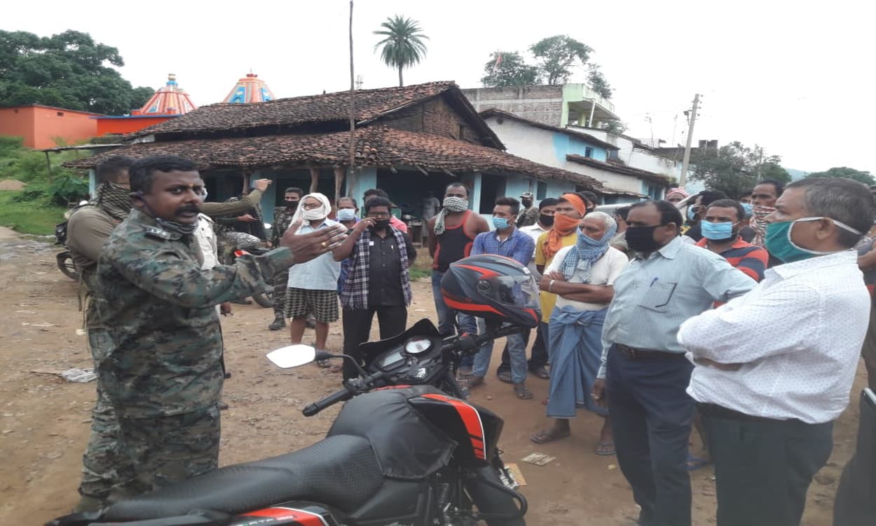 गुमला एसपी पहुंचे जैरागी गांव, कहा- जब ग्रामीण होंगे जागरूक, तब घटेगा क्राइम का ग्राफ