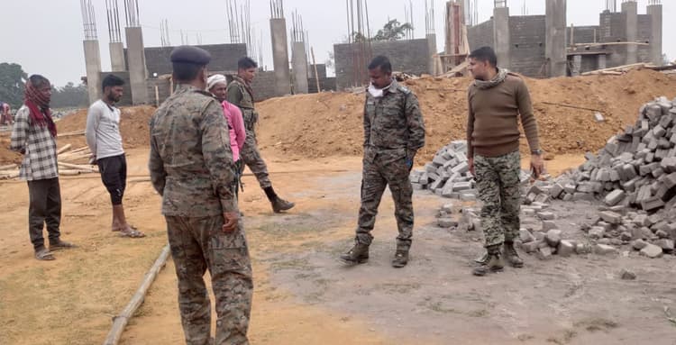 नक्सलियों की तलाश में जंगलों व पहाड़ों की खाक छानने पहुंचे गुमला के एसपी, ग्रामीणों से बोले, माओवादियों की सूचना दें, इनाम लें