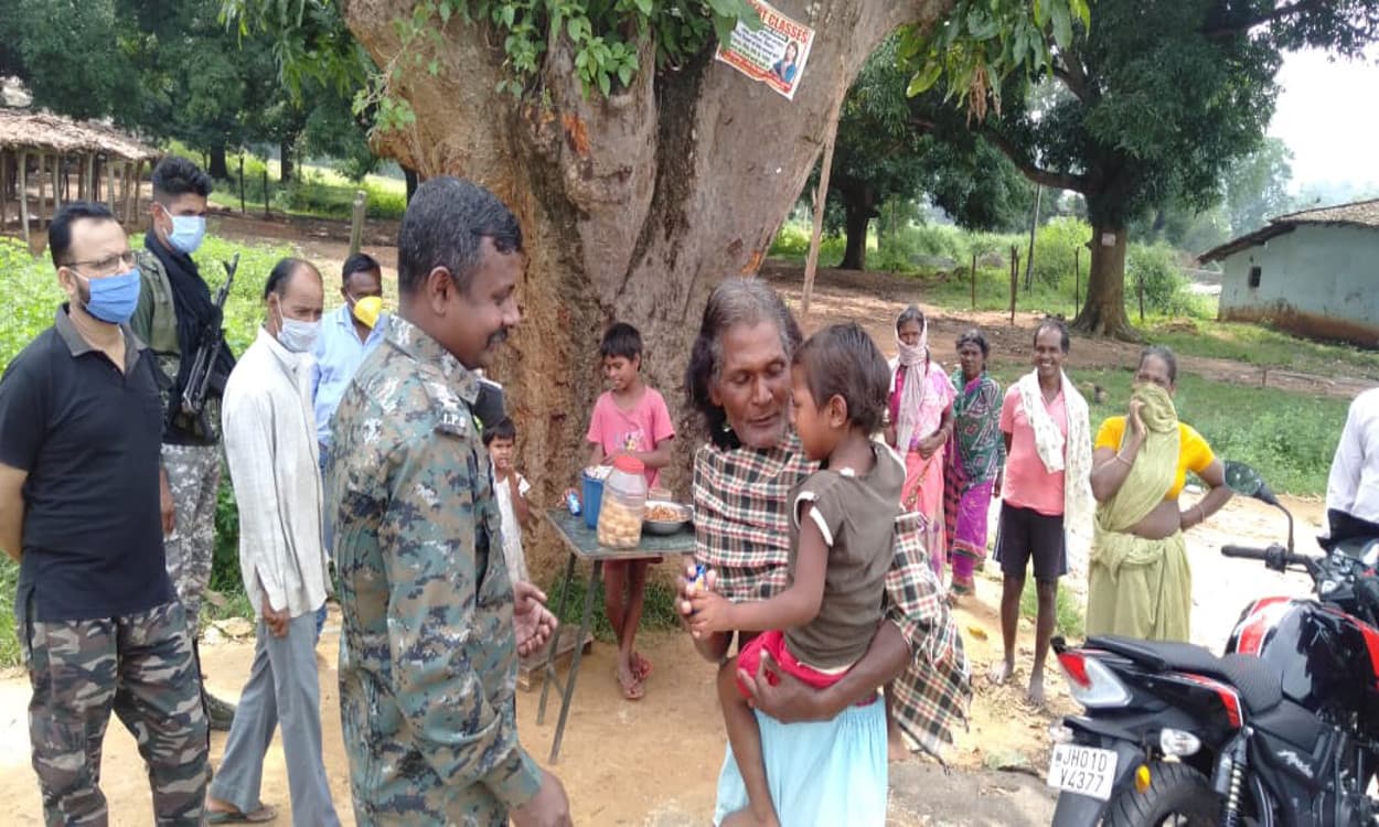 ग्रामीणों के बीच पहुंचे गुमला एसपी, कहा- सभी के सहयोग से अपराधी और नक्सलियों का टूटेगा मनोबल