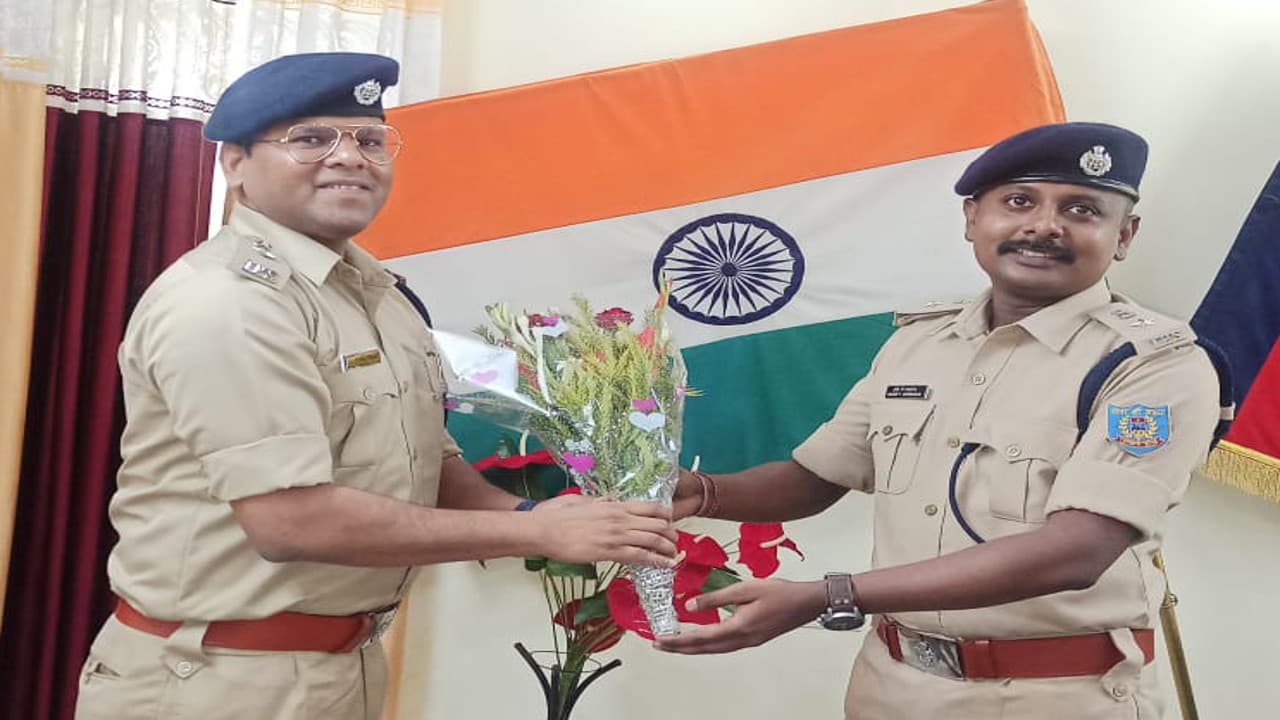 नक्सल व लोकल क्राइम पर कंट्रोल करना गुमला पुलिस की होगी प्राथमिकता, नये एसपी एहतेशाम बकारिव ने संभाला पदभार