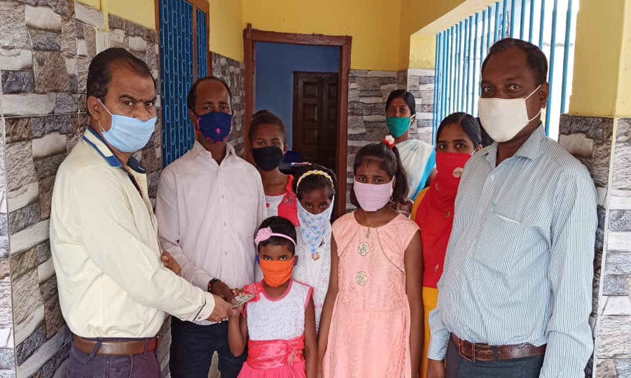 मां की मौत के 3 साल बाद पिता से मिलकर 4 बहनें खुशी से झूम उठी