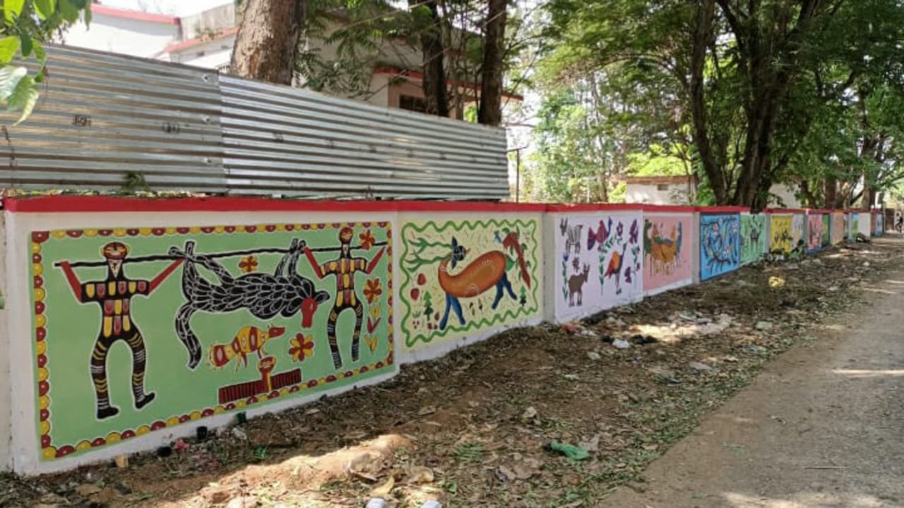 सोहराई कला ने गुमला की दीवारों को दी एक नयी पहचान, बेहतर कलाकृति से बढ़ी सुंदरता, देखें Pics