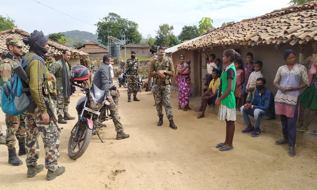 इनामी नक्सलियों के दर्जनों गांव में चला छापेमारी अभियान, गुमला एसपी ने ग्रामीणों से की मुलाकात